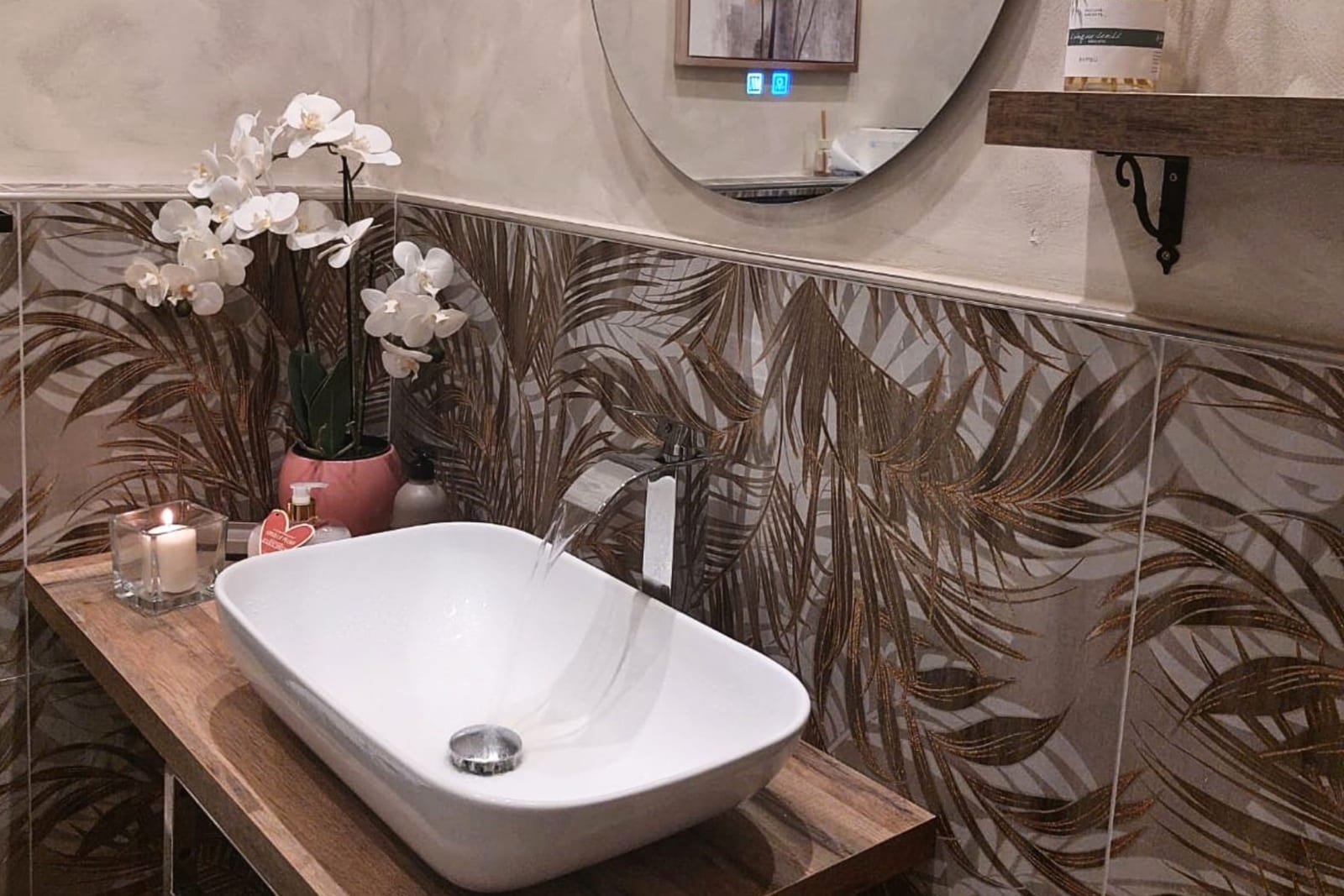 Lavabo del bagno con finiture eleganti