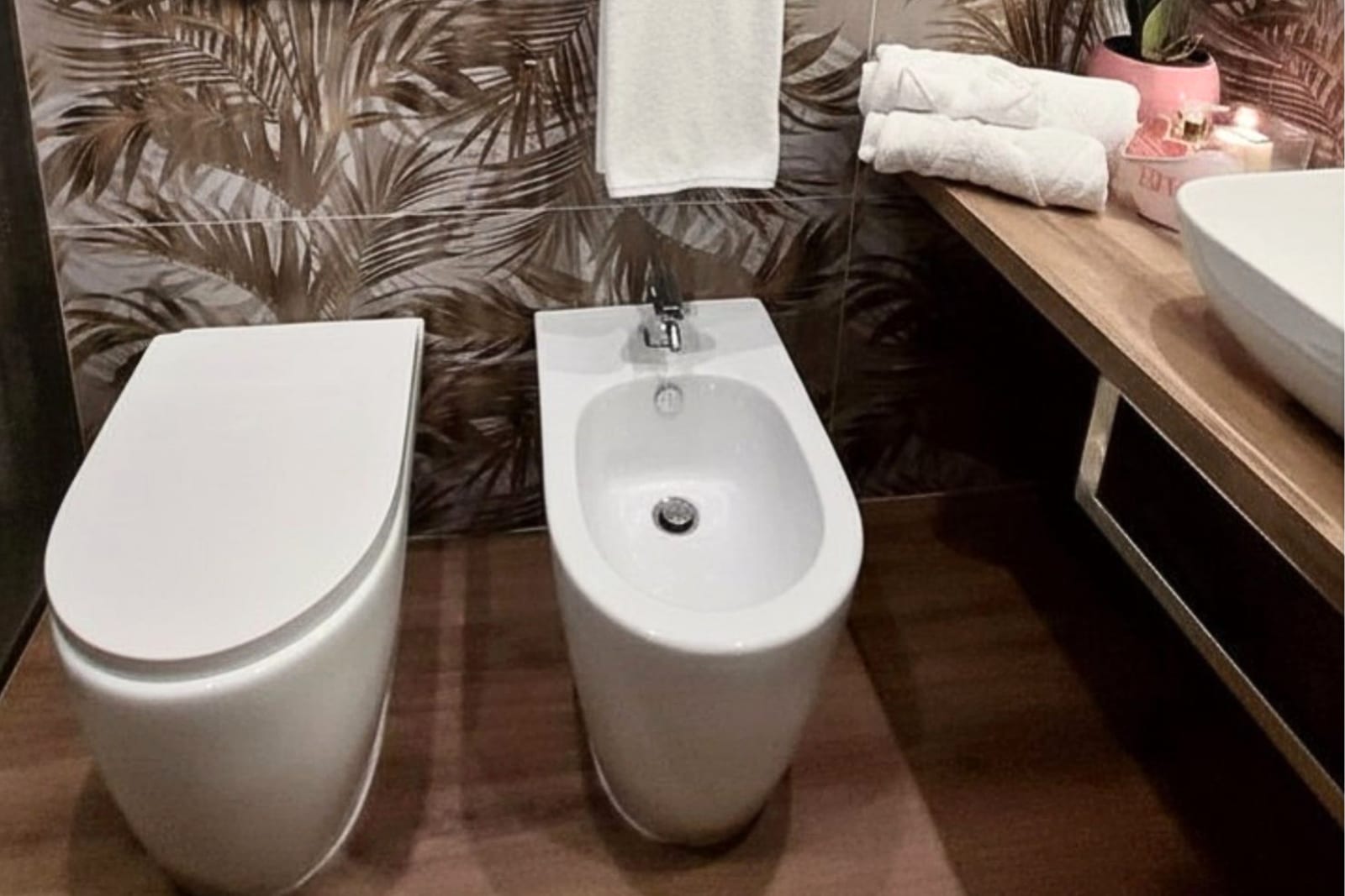 Bagno con sanitari moderni e rivestimenti decorativi