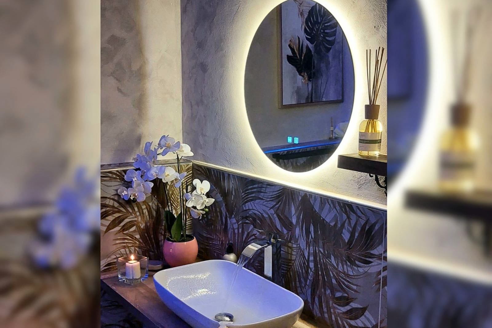 Bagno moderno con lavabo e specchio retroilluminato