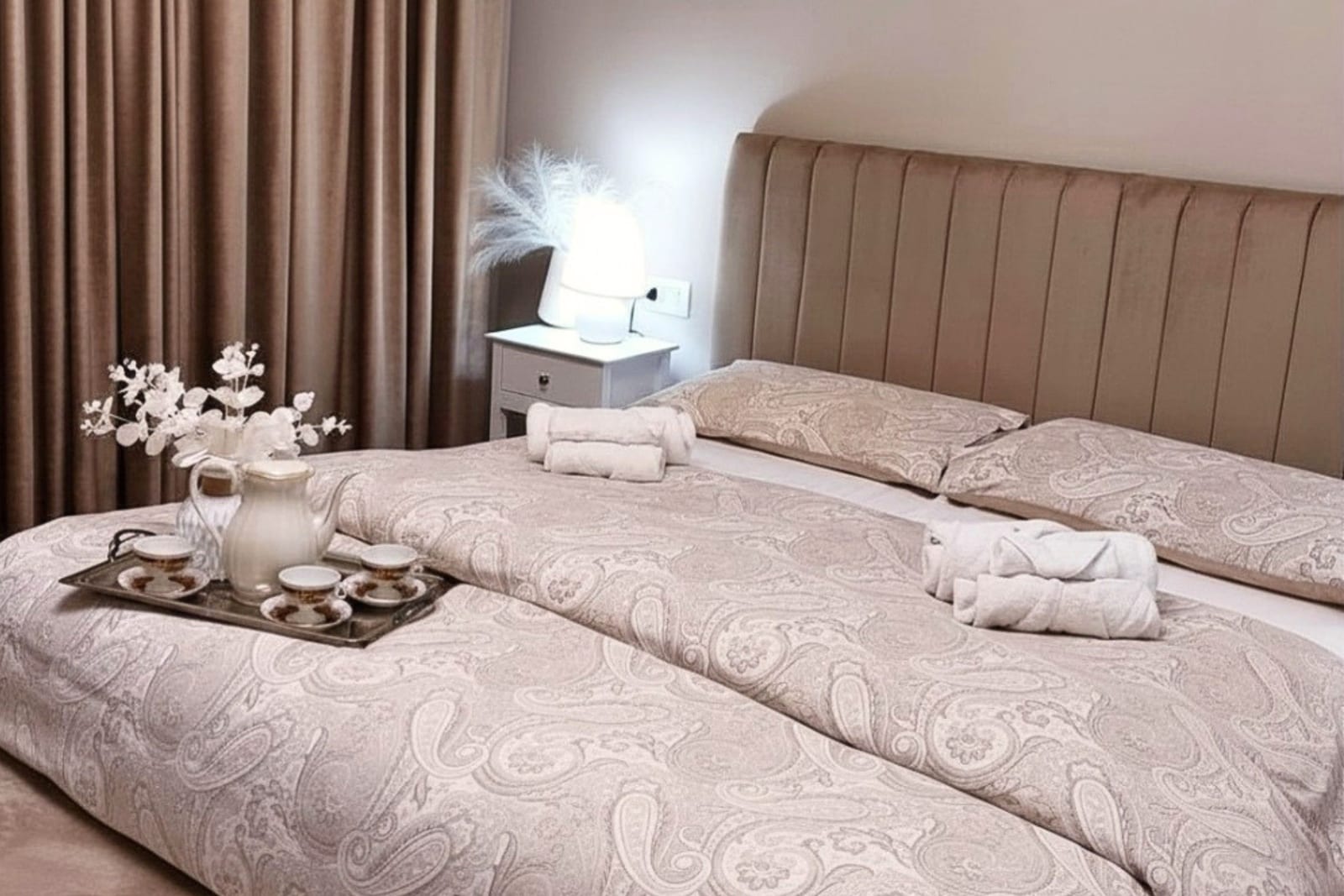 Camera matrimoniale con letto king size e luce naturale vicino Firenze