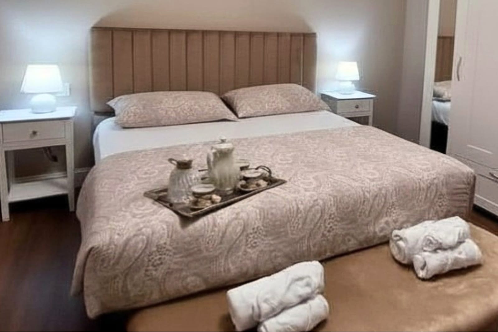 Letto king size preparato per gli ospiti nell appartamento Perla Toscana