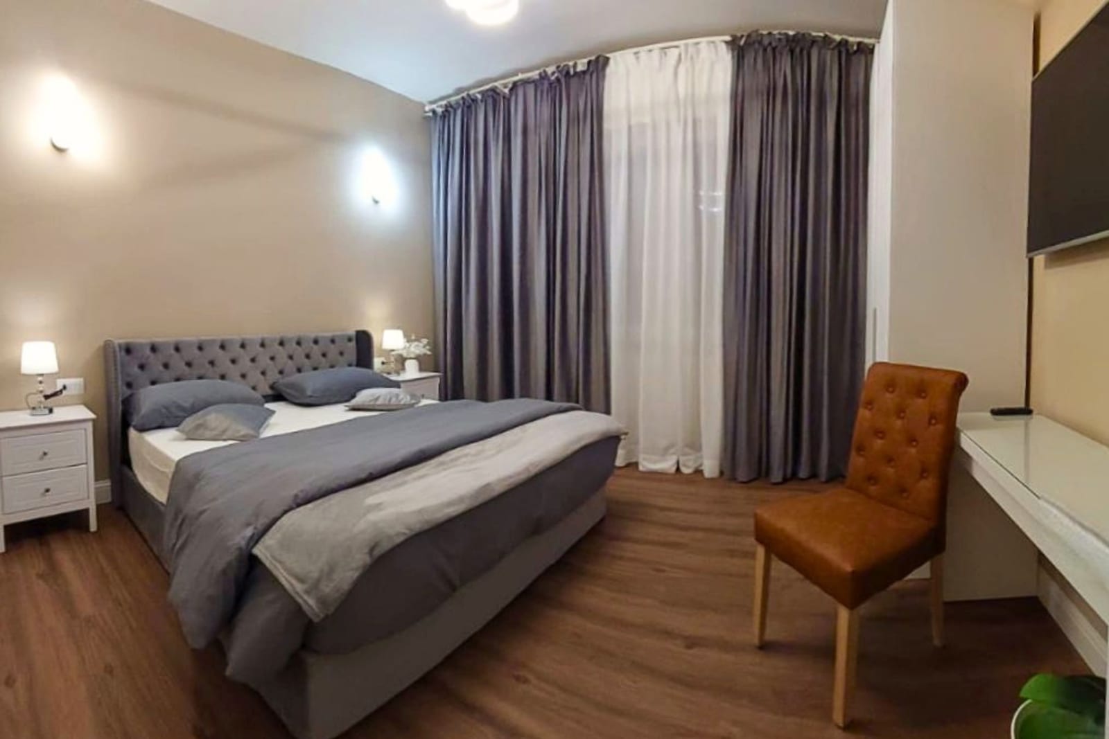 Camera con letto matrimoniale, poltrona e aria condizionata a Figline Valdarno