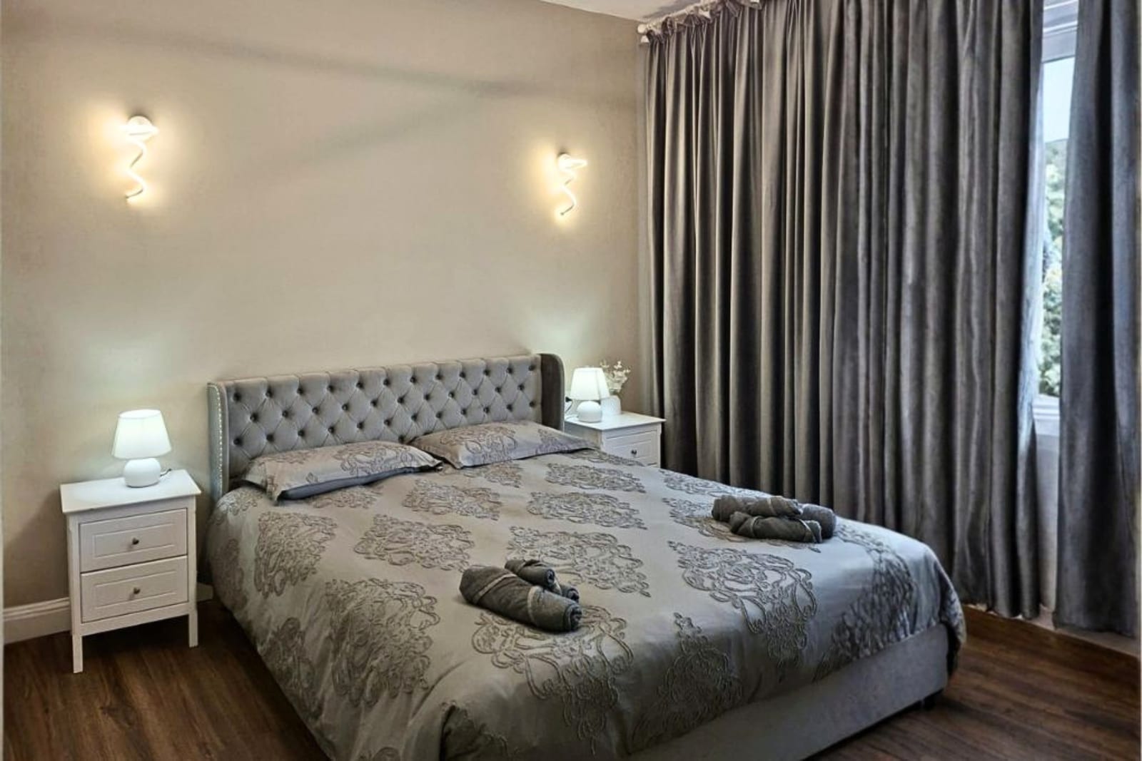 Camera matrimoniale con letto queen size e tende oscuranti