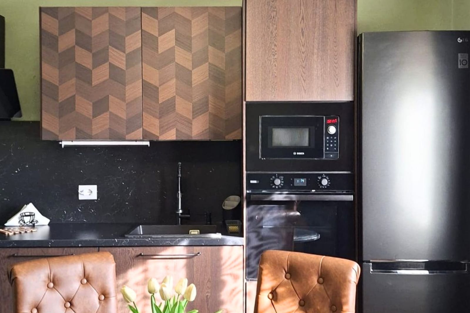 Cucina attrezzata con forno, microonde e frigorifero