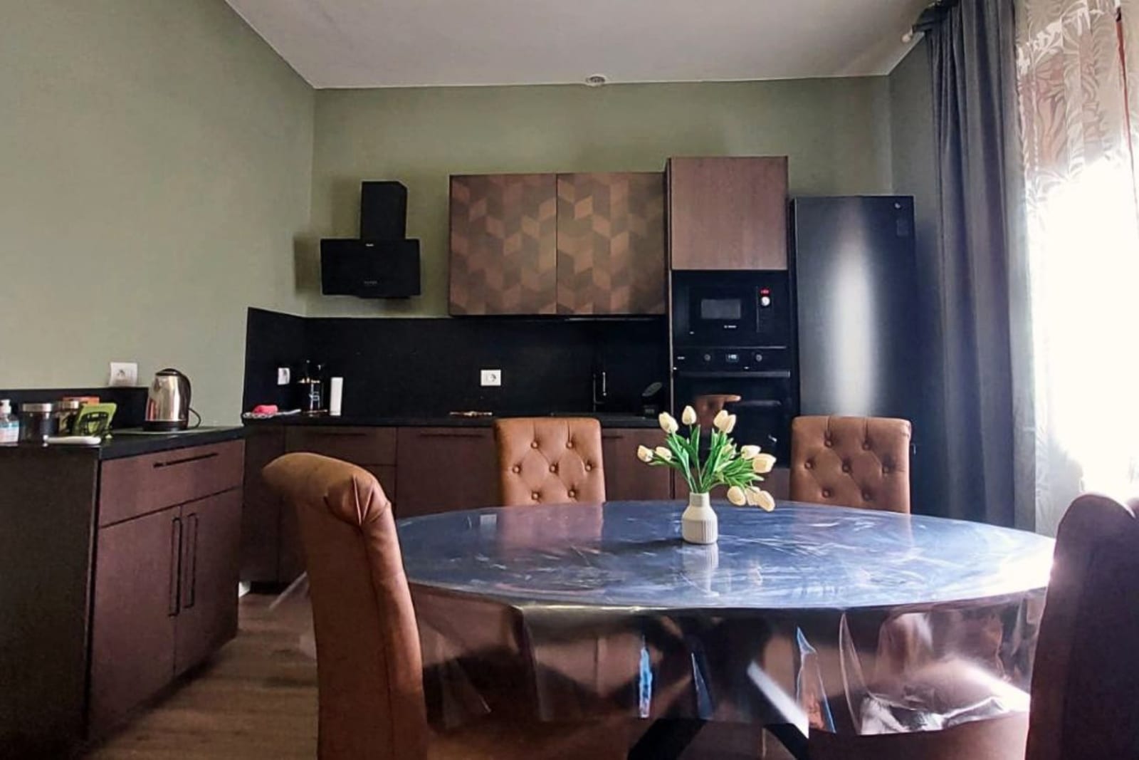 Cucina attrezzata con zona pranzo dell appartamento Perla Toscana
