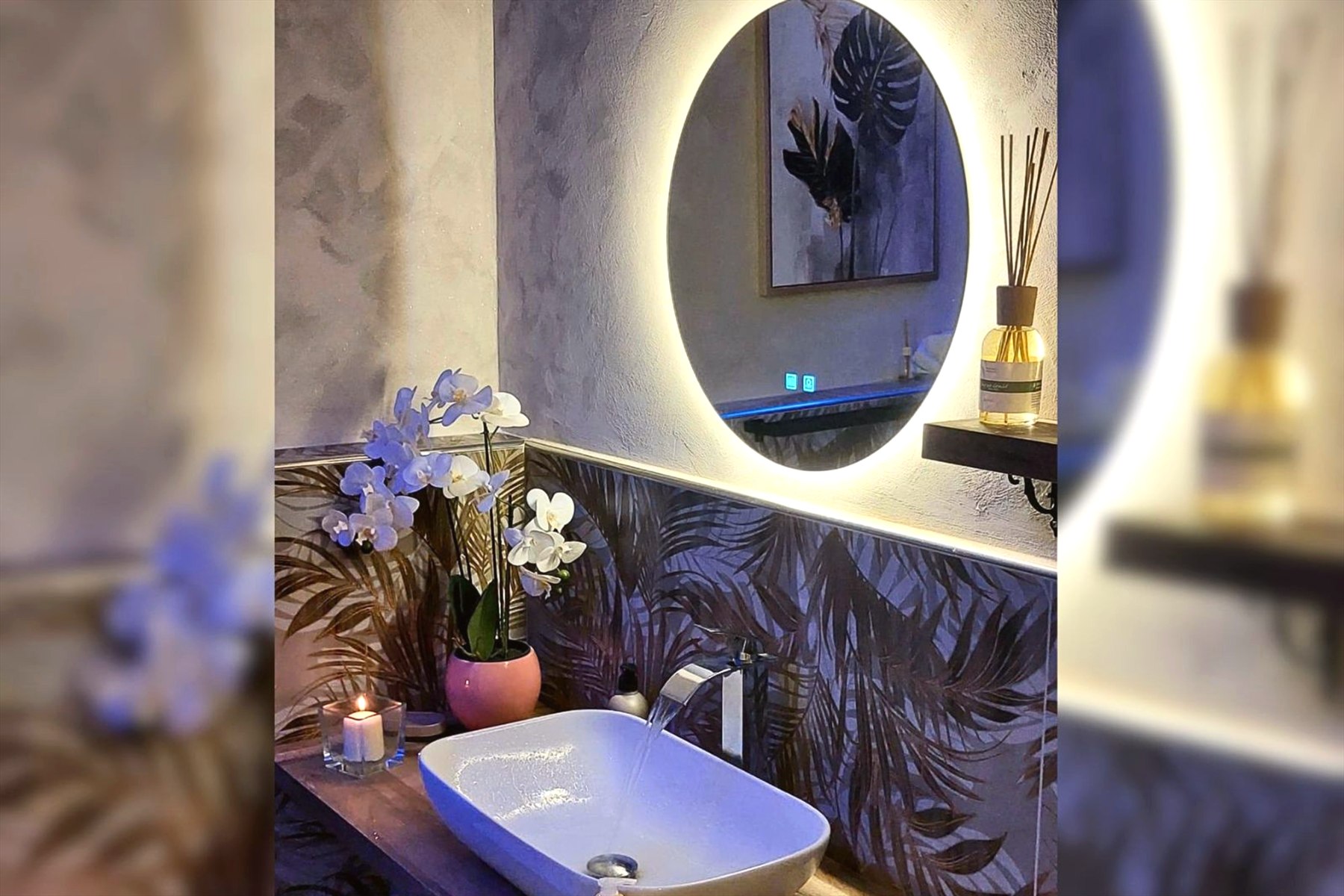 Bagno moderno di Perla Toscana con specchio luminoso e finiture eleganti