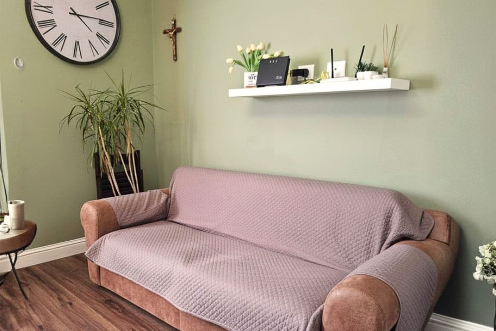 Soggiorno con divano, TV e dettagli decorativi