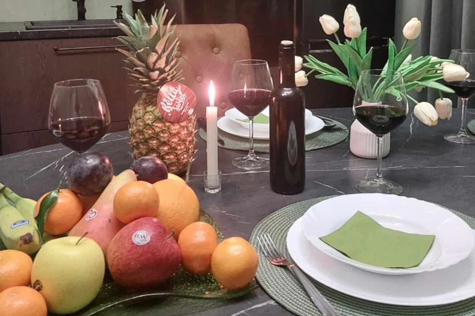 Dettaglio della tavola apparecchiata con frutta fresca nella casa vacanza