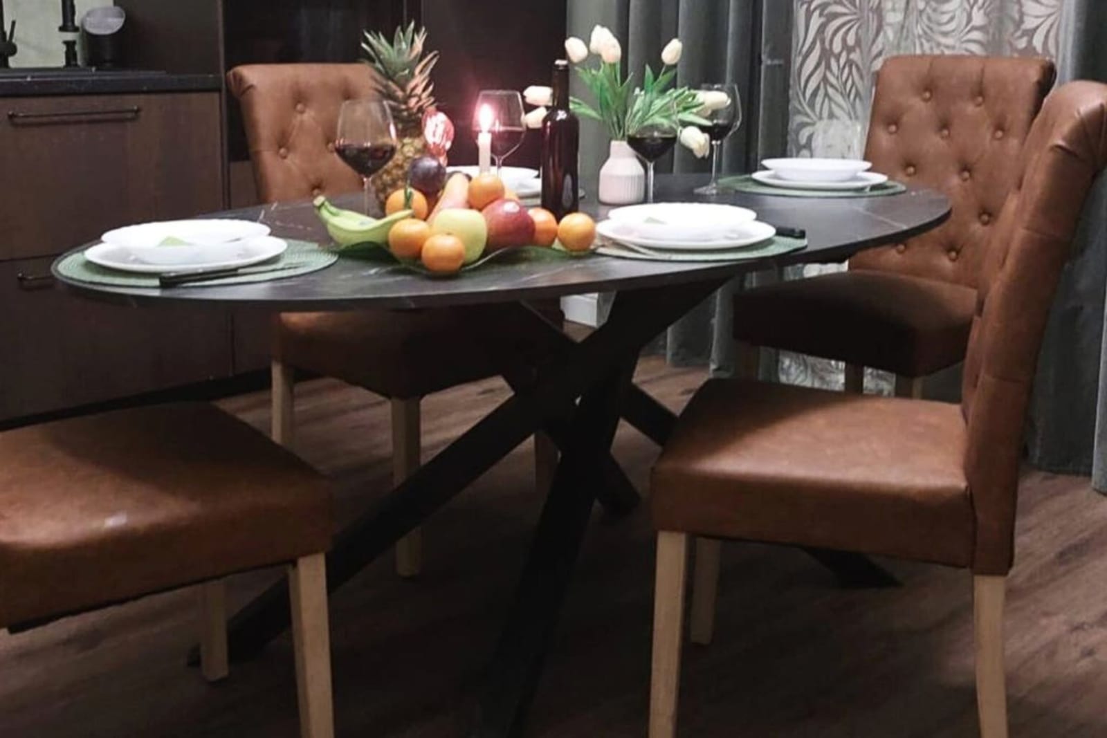 Tavolo da pranzo apparecchiato per gli ospiti della casa vacanza