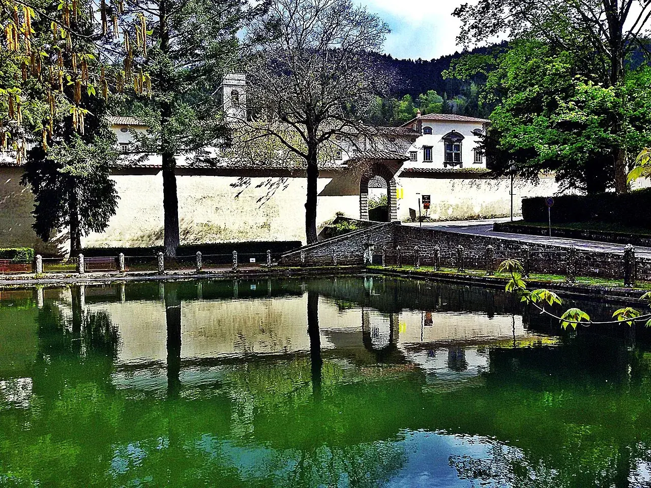 Abbazia di Vallombrosa riflessa nella vasca davanti al complesso religioso