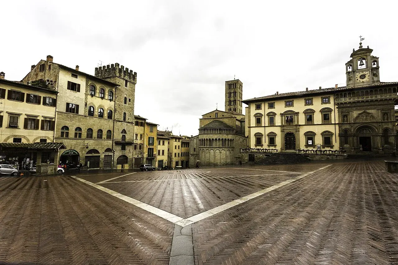Piazza Grande ad Arezzo con la Pieve di Santa Maria e il Palazzo della Fraternità