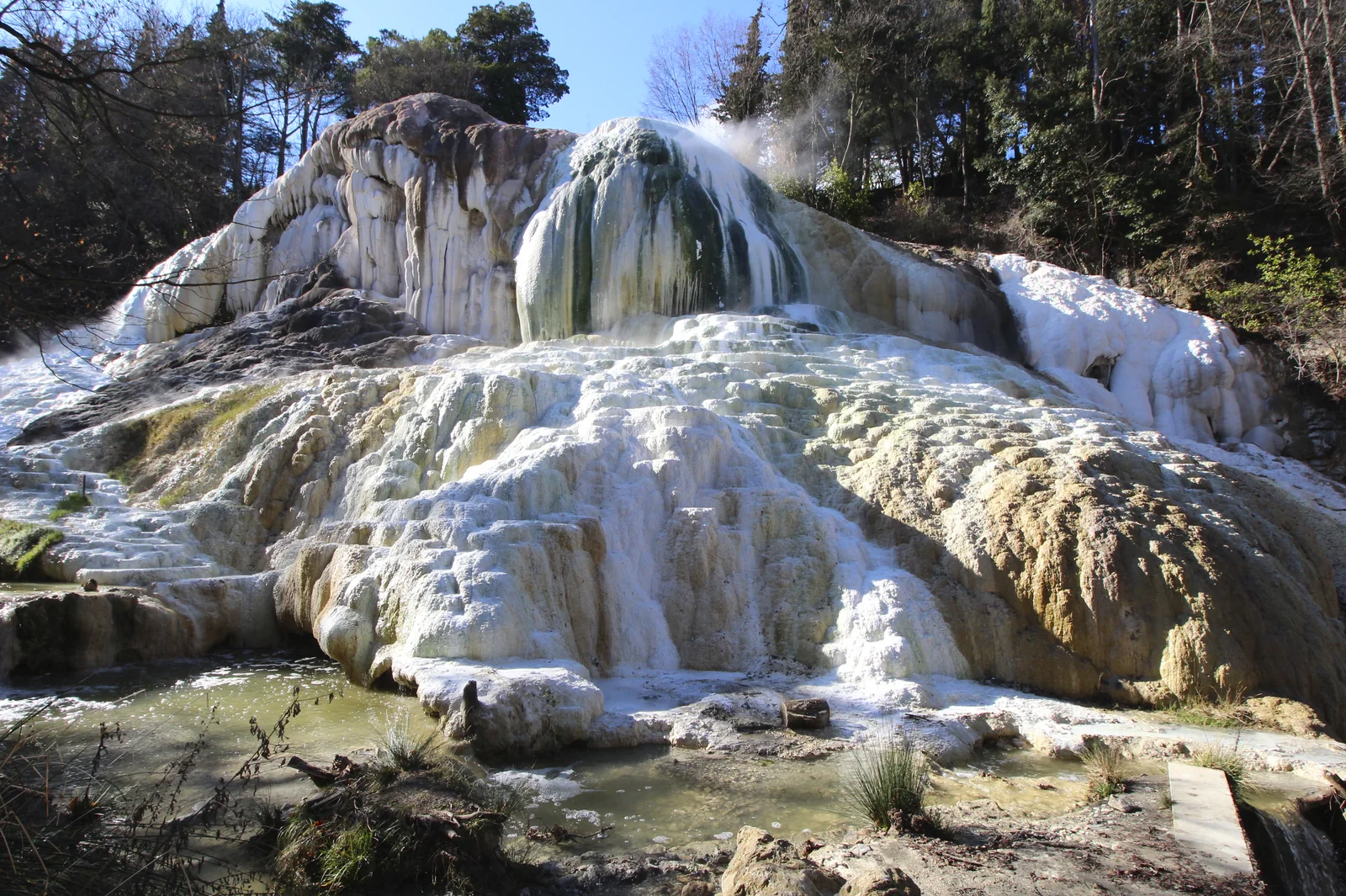 La Balena Bianca, grande formazione calcarea del Fosso Bianco a Bagni San Filippo