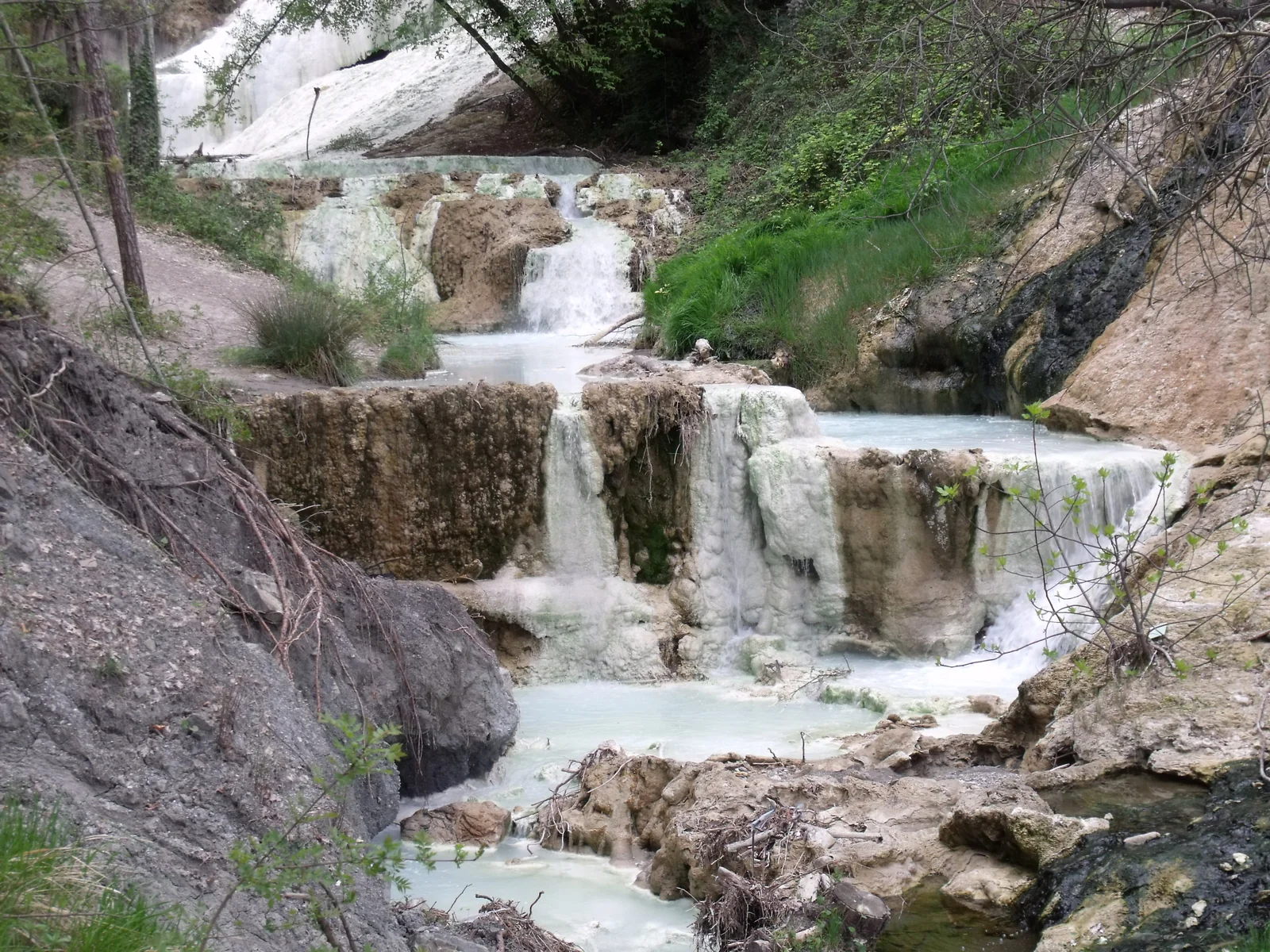 Cascate e vasche termali naturali del Fosso Bianco a Bagni San Filippo