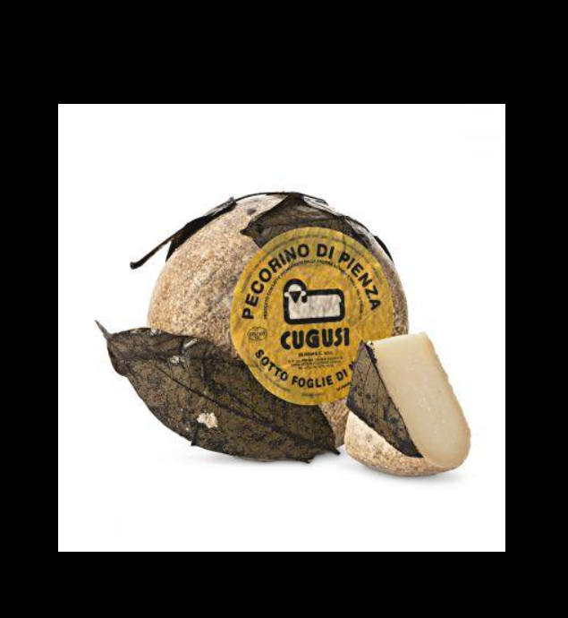Pecorino di Pienza Cugusi stagionato sotto foglie di noce, con una fetta accanto alla forma