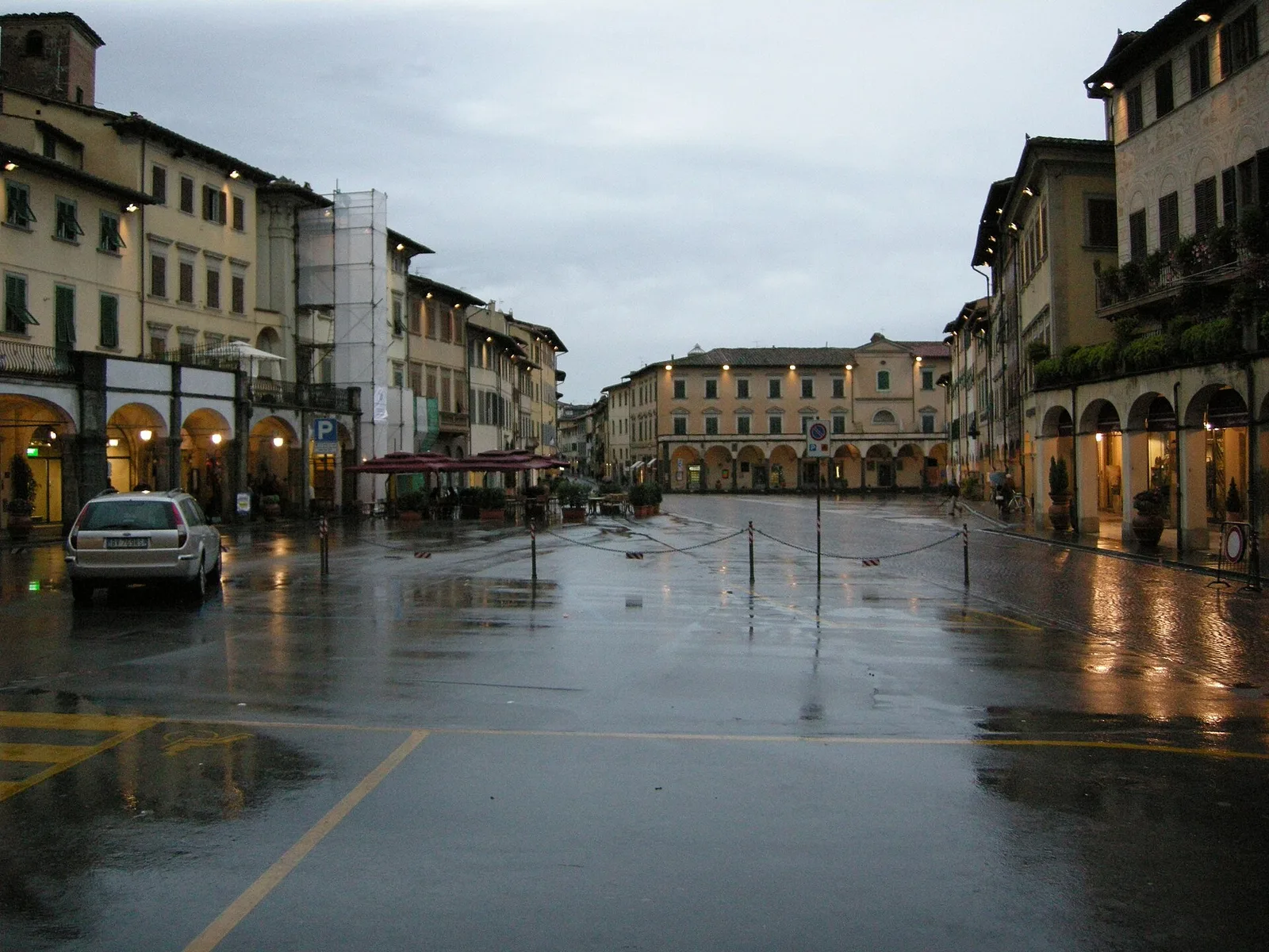 Piazza Marsilio Ficino nel centro storico di Figline Valdarno