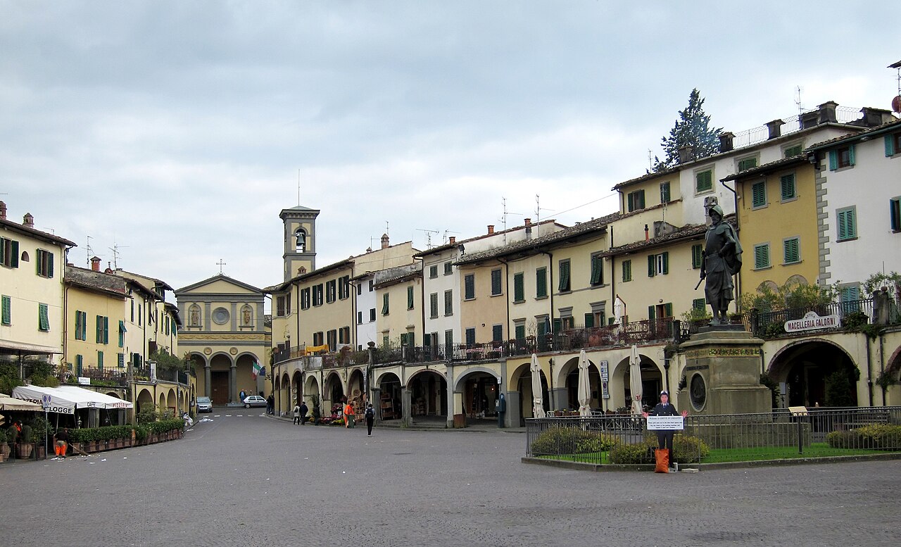 Paesaggio e borgo di Greve in Chianti nelle colline toscane