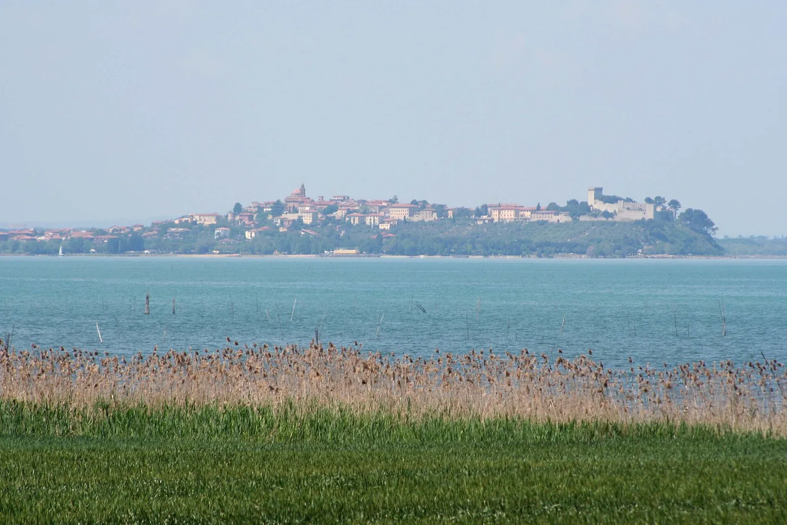 Veduta di Castiglione del Lago sul promontorio affacciato sul Lago Trasimeno