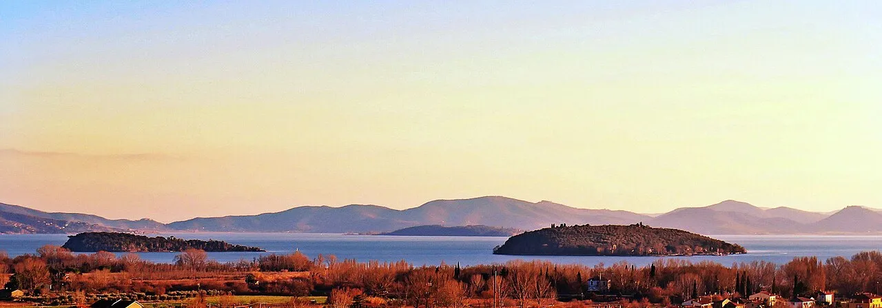 Isola Maggiore e Isola Minore nelle acque del Lago Trasimeno