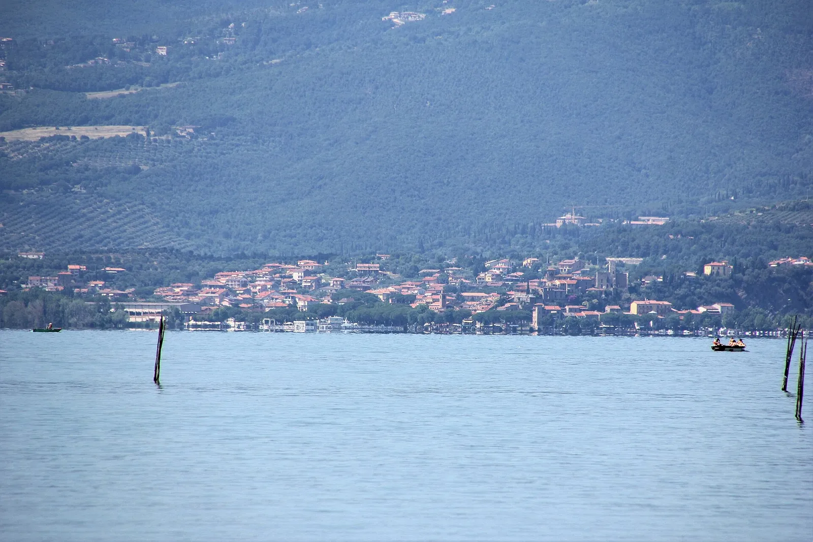 Passignano sul Trasimeno con il borgo e il Lago Trasimeno