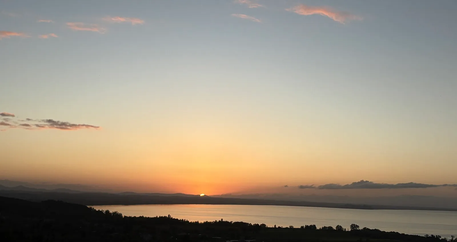 Tramonto arancione riflesso sulle acque del Lago Trasimeno