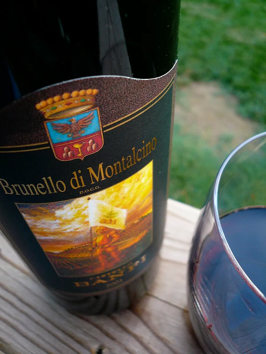 Bottiglia e calice di Brunello di Montalcino