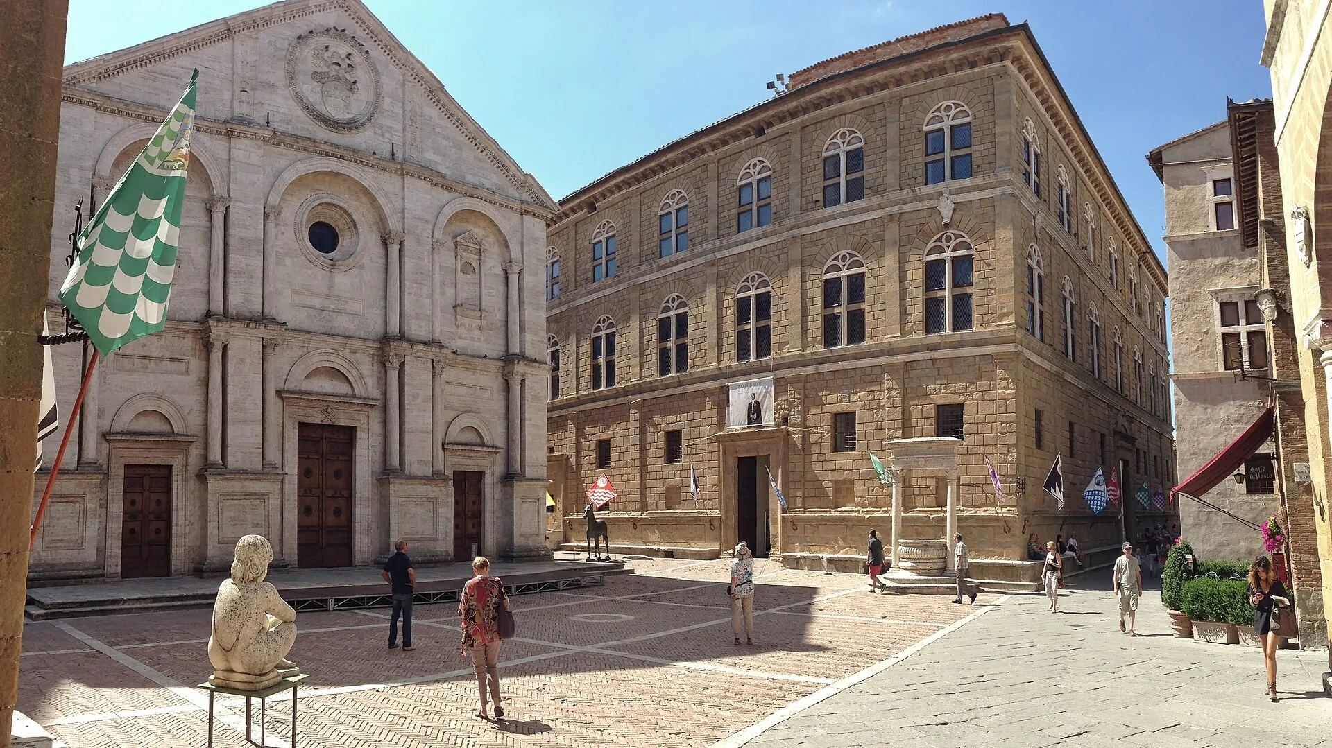 Piazza Pio II nel centro storico rinascimentale di Pienza