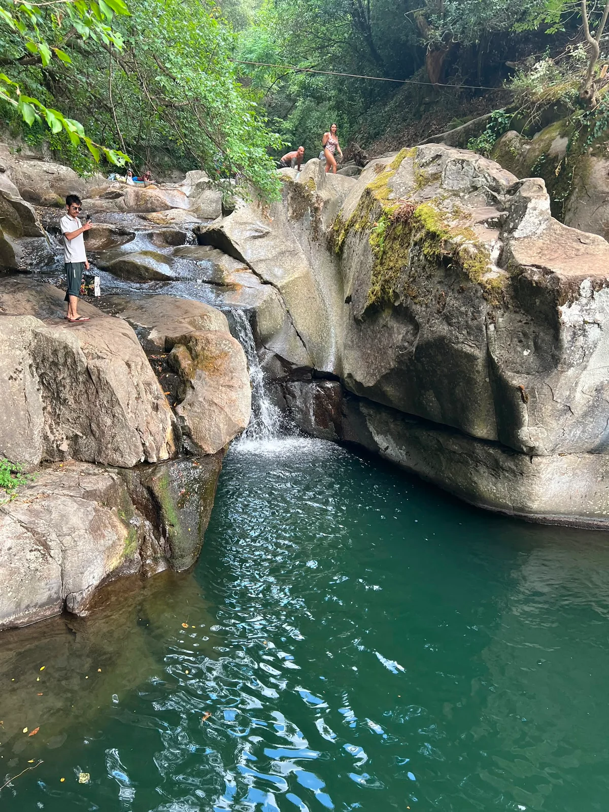 Pozzone naturale nel torrente a Loro Ciuffenna, tra rocce e acqua verde, nell’agosto 2026