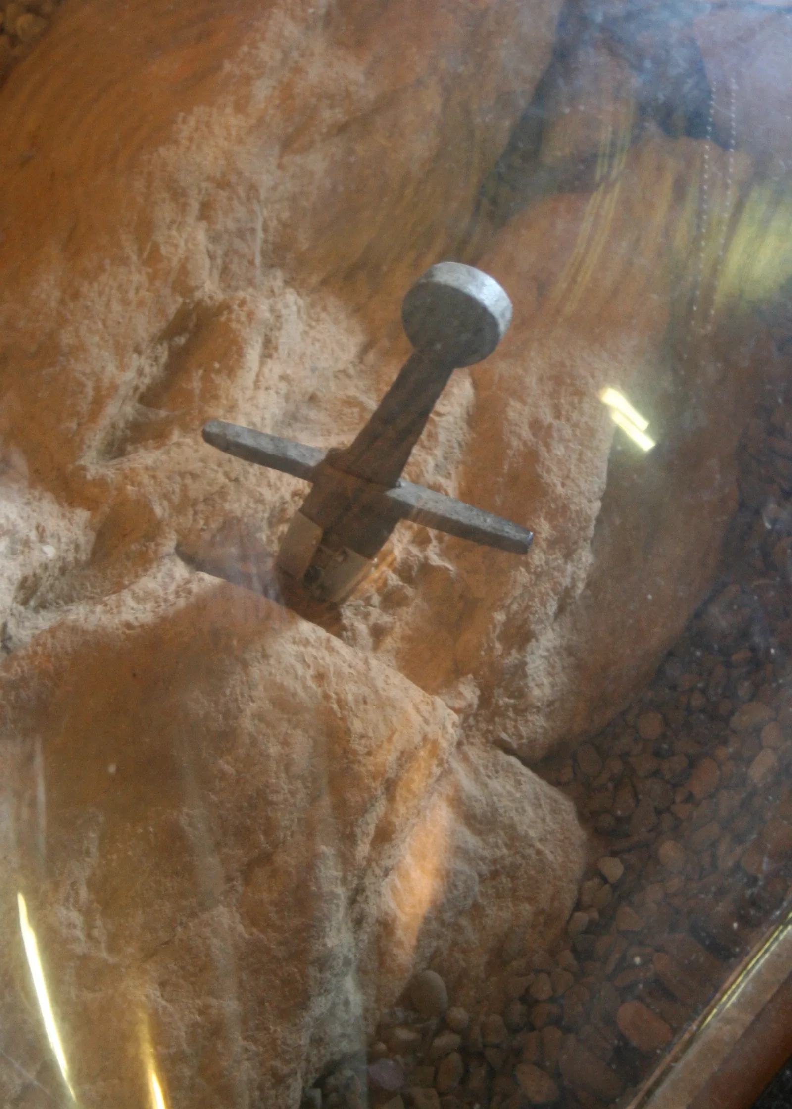 Spada di San Galgano conficcata nella roccia e protetta da una copertura trasparente