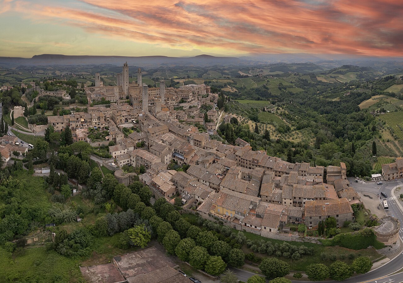 San Gimignano con le torri medievali nel borgo toscano