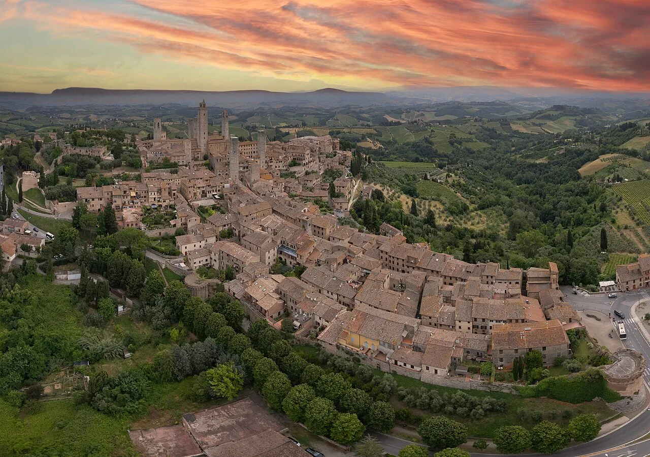 San Gimignano, tappa della Via Francigena tra le colline della Toscana