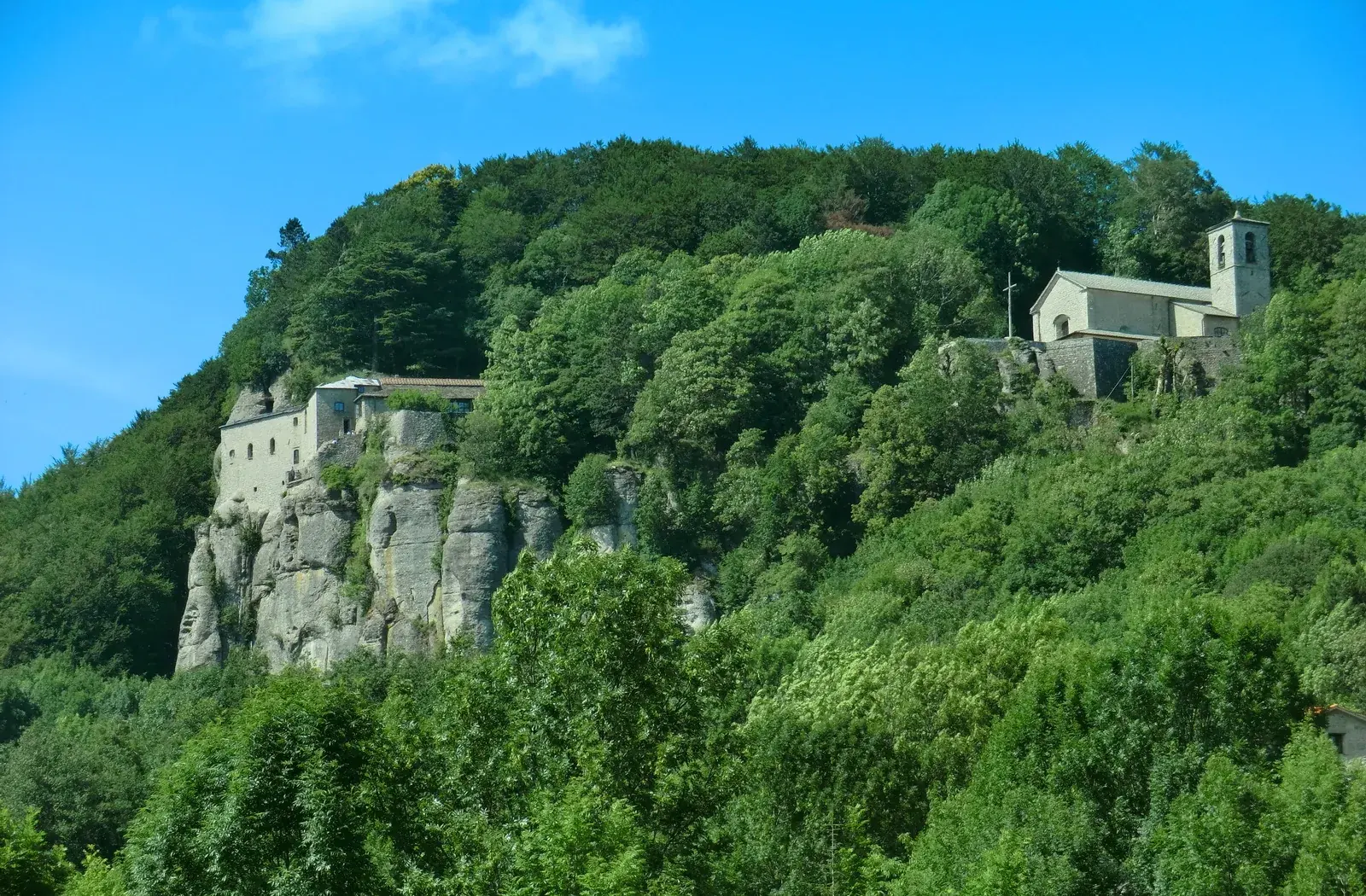 Santuario della Verna tra i boschi, tappa dell’itinerario francescano fra Toscana e Umbria